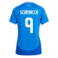 Maglia Calcio Italia Gianluca Scamacca #9 Prima Divisa Donna Europei 2024 Manica Corta